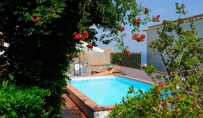 Villa Miramare, piscina e parcheggio a Conca dei Marini