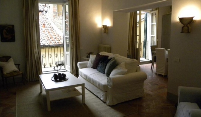 Bright, Bright, Spacious, 1 Bedroom Apartment in the Heart of Tuscany