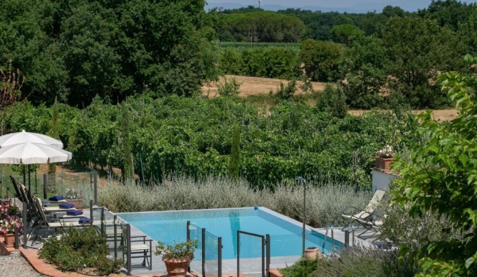 Plush Holiday Home in Cortona with Jacuzzi