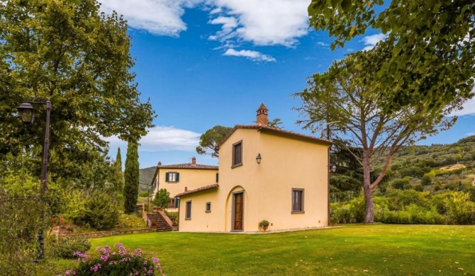 Villa with private pool 3 km from Cortona 3 apartments