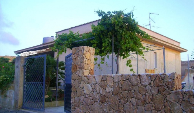 2 bedrooms house at Custonaci 40 m away from the beach with furnished terrace and wifi