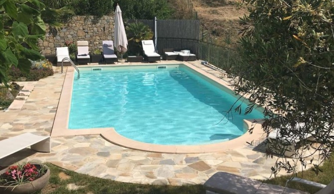 Villa mit Privaten Schwimmpool undAussenwhirlpol