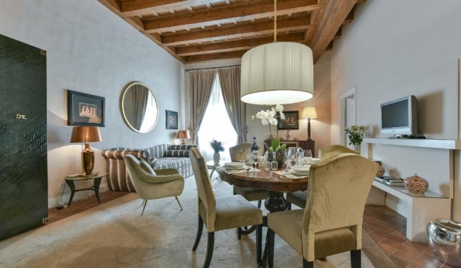 Boccaccio elegant apartment in Oltrarno